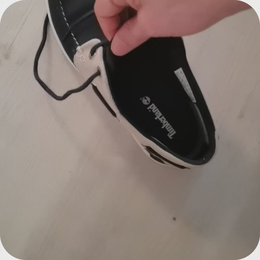 Video laden: Du hast den Heelock Stip im Schuh und kannst jetzt ganz normal in Deinen Schuh steigen. Heellock-Strip und Heelock-Socke verbinden sich durch den Klettverschluss. Endlich kein Verrutschen mehr Deiner Socken.